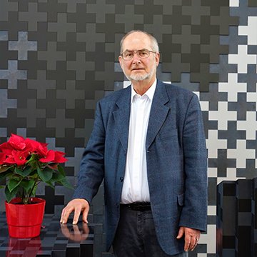 Älteres Paar spricht mit Seelsorgerin im Krankenhausflur.