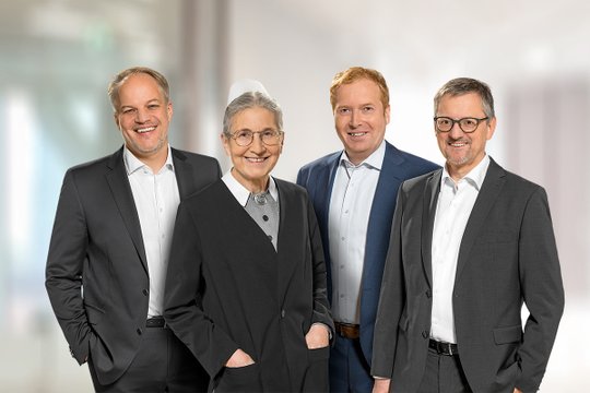 Vier Mitarbeitende des Diakoniewerks Martha-Maria lächeln in die Kamera.