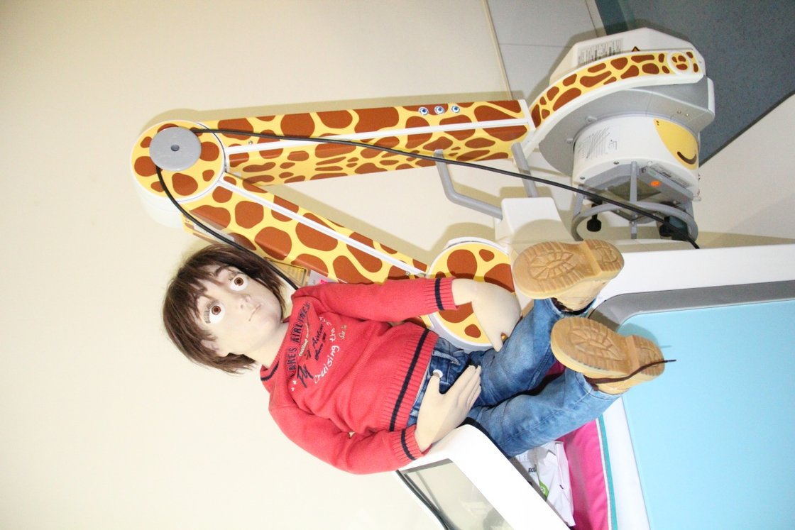 Puppe Jonas in Krankenhaus Martha-Maria Dölau, auf Röntgengerät sitzend.