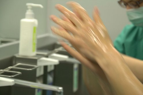 Medizinisches Personal desinfiziert Hände im Krankenhaus.