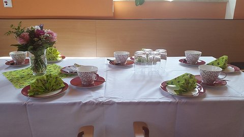 Gedeckter Tisch mit Blumenstrauß auf der Palliativstation Martha-Maria Halle-Dölau.