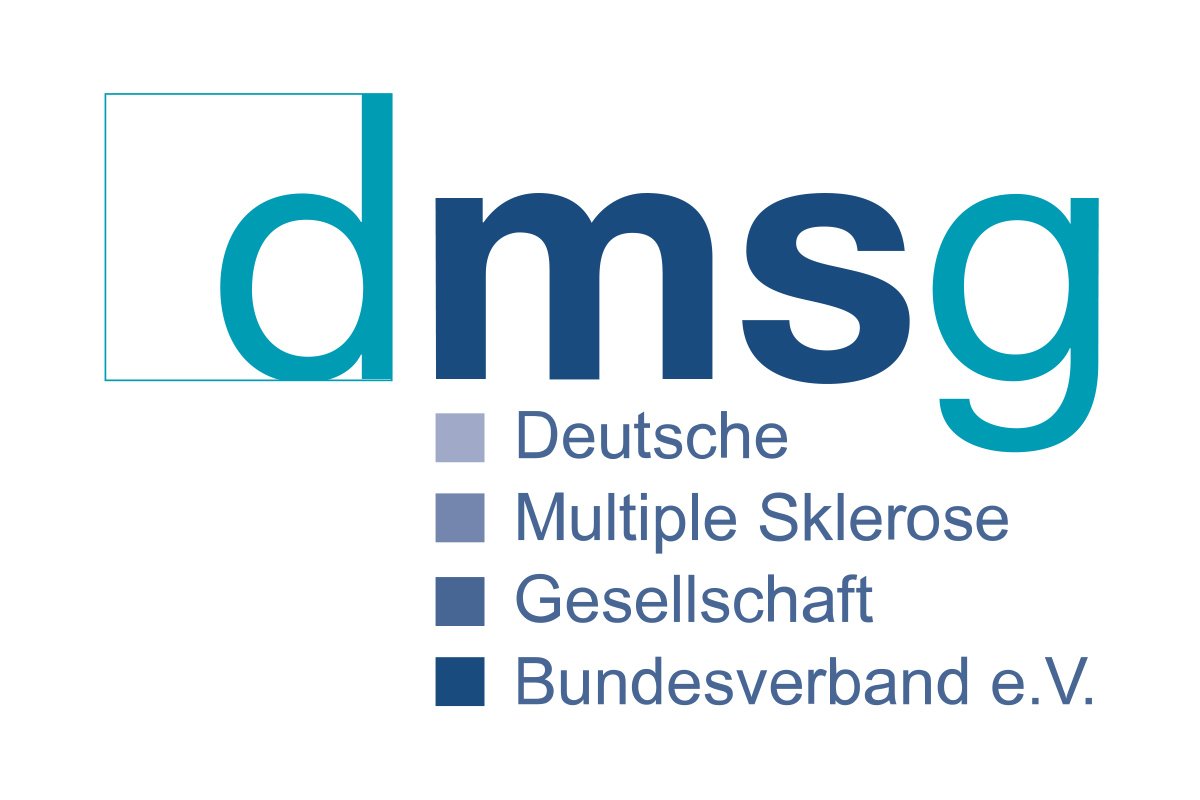 Patientin trägt EEG-Haube, Arzt analysiert Gehirnscans im Hintergrund.