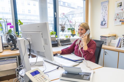 Kathleen Wolff am Telefon im uroonkologischen Zentrum