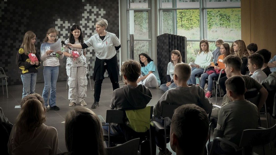 Kinder präsentieren Projekt im Krankenhaus Martha-Maria vor Publikum.