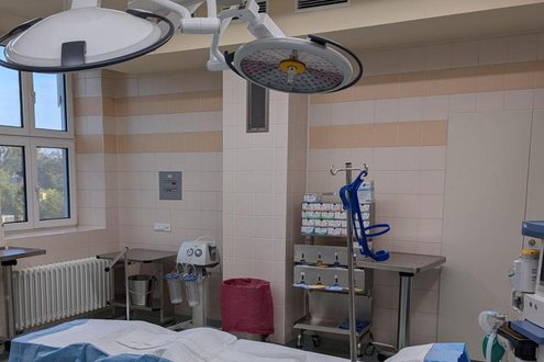 Moderner Operationssaal mit medizinischer Ausrüstung im Krankenhaus Martha-Maria Halle-Dölau.