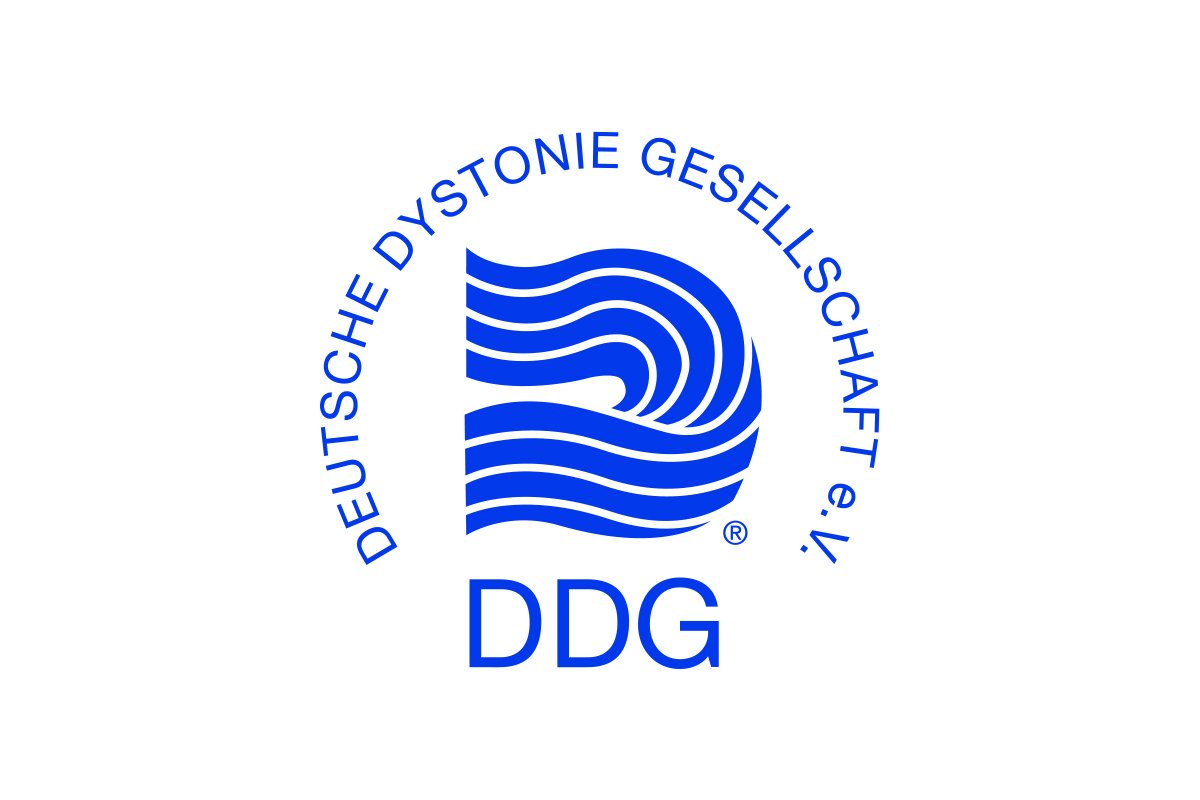 Patientin trägt EEG-Haube, Arzt analysiert Gehirnscans im Hintergrund.