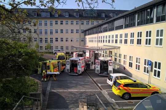 Krankenwagen vor dem Krankenhaus Martha-Maria Halle-Dölau Notaufnahme geparkt.