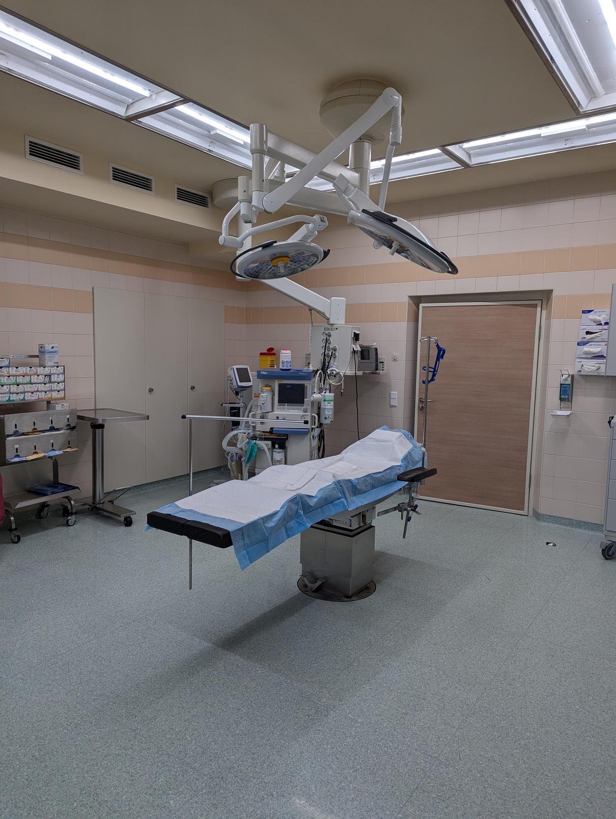 Moderner Operationssaal mit medizinischer Ausrüstung im Krankenhaus Martha-Maria Halle-Dölau.