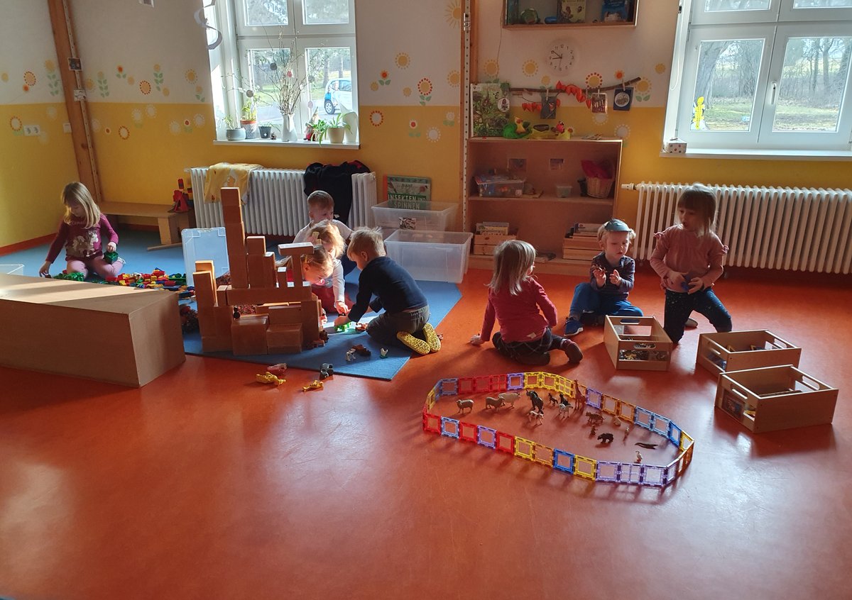 Spielende Kinder in der KITA
