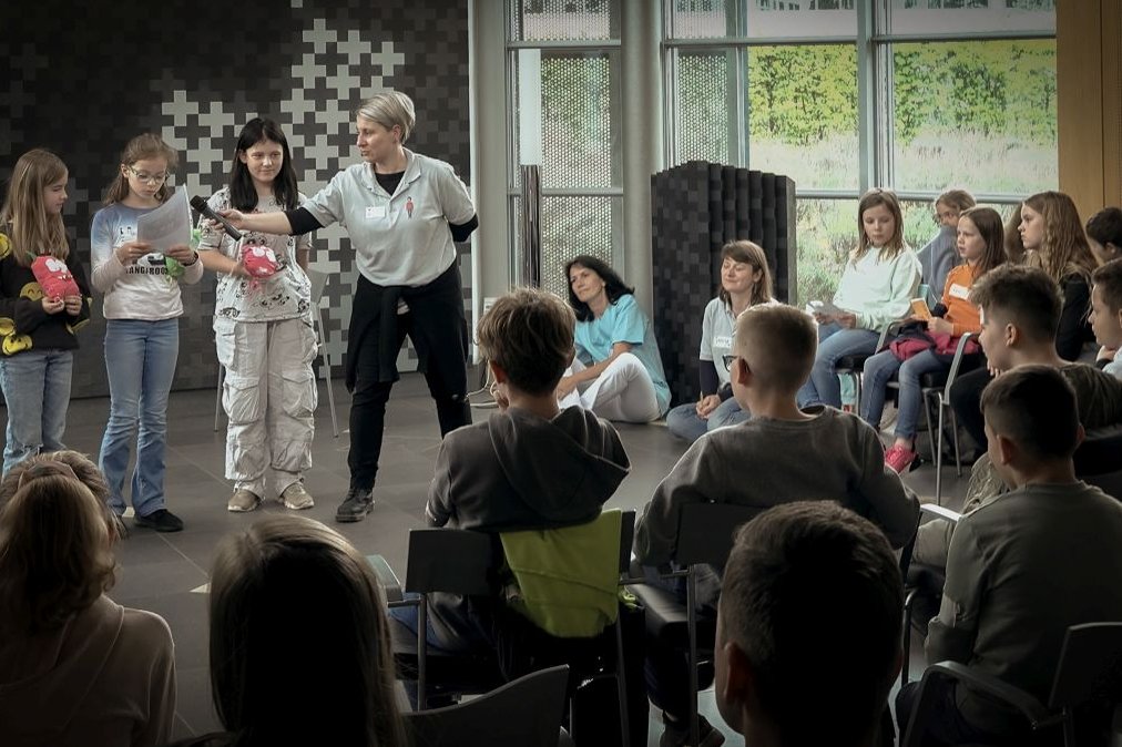 Kinder präsentieren Projekt im Krankenhaus Martha-Maria vor Publikum.