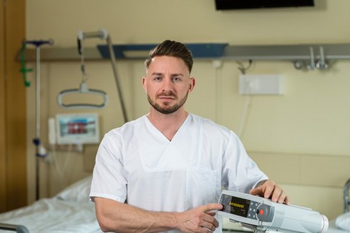 Pflegekraft im Krankenhaus mit medizinischem Gerät, bietet Karrierechance bei Martha-Maria.