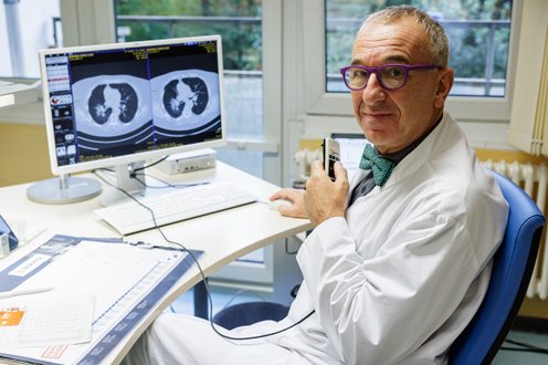 Prof. Dr. Wolfgang Schütte vor einem Lungen-CT im Lungenzentrum am Krankenhaus Martha-Maria Halle-Dölau