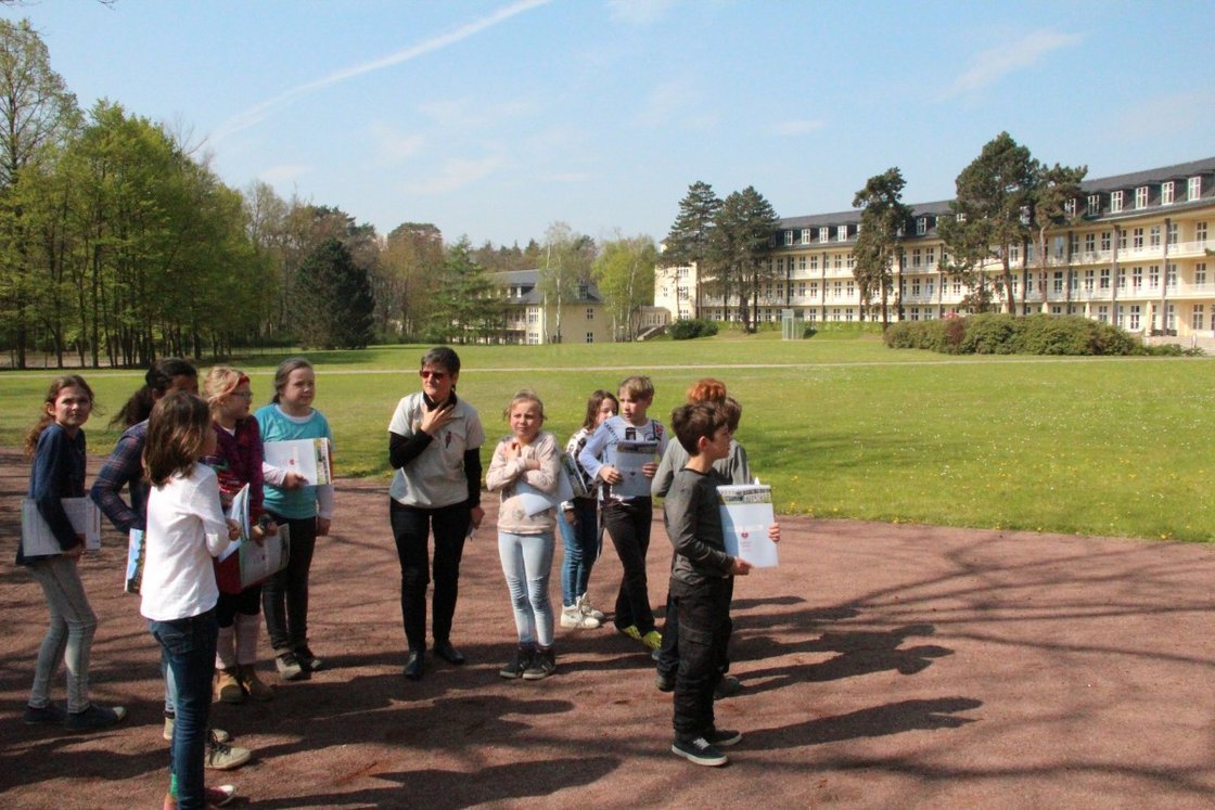 Kindergruppe bei Krankenhausbesuch im Freien, Projekt Jonas will's wissen.