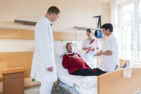 Ärzte und Pflegekräfte betreuen Patienten auf der Palliativstation Martha-Maria Halle-Dölau.