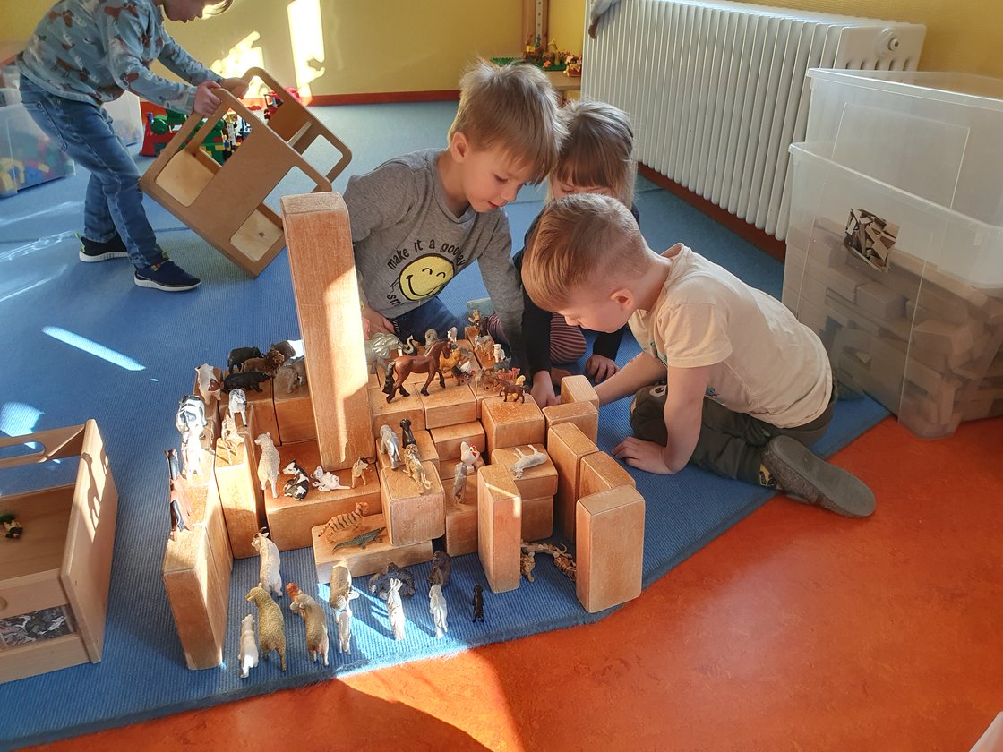 Kinder spielen