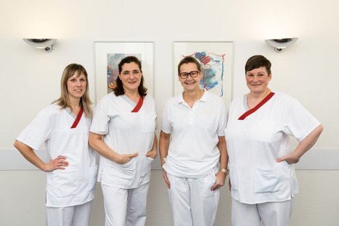 Vier Ärztinnen des MVZ Gastroenterologie Am Markt in weißen Kitteln lächeln.