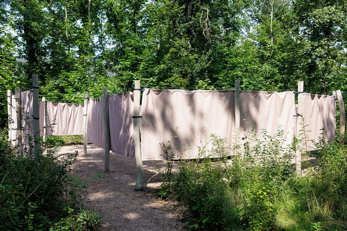 Stoffbahnen in Waldumgebung als Teil der Orte der Besinnung.