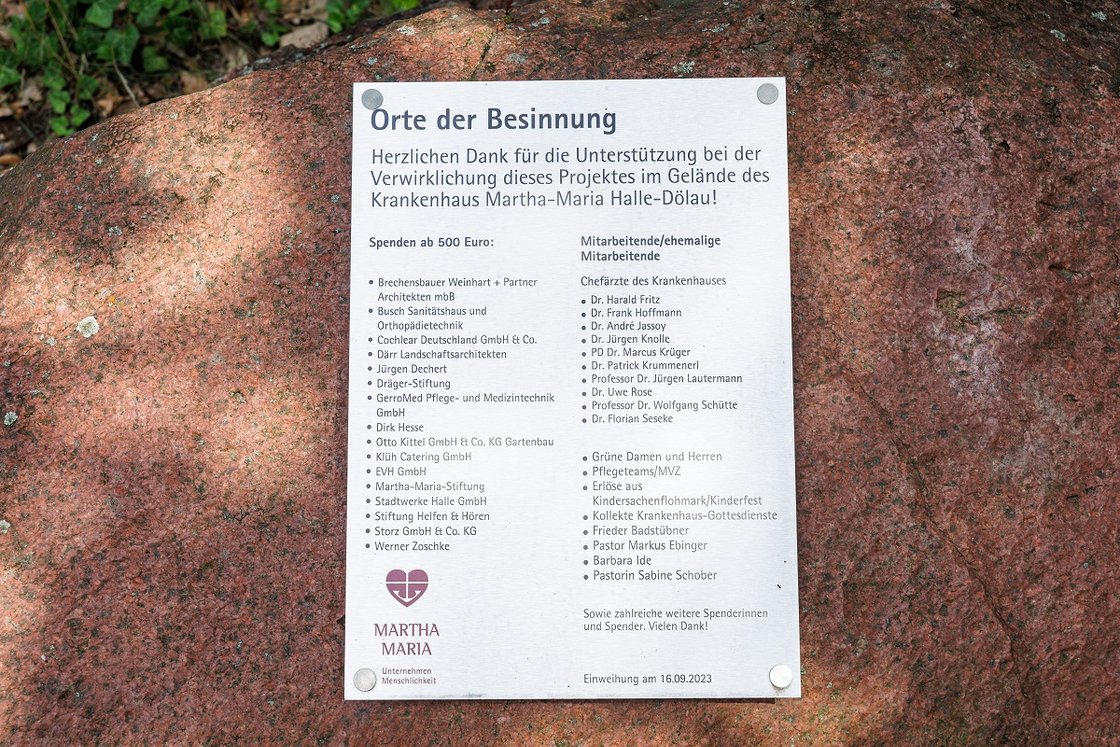 Gedenktafel über Unterstützer des Projekts Orte der Besinnung im Krankenhausgarten.