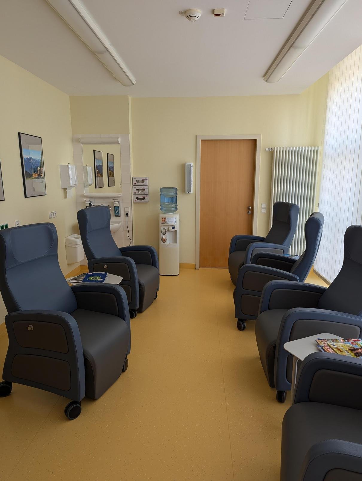 Aufwachraum mit bequemen Sesseln im Ambulanten OP-Zentrum Halle-Dölau.