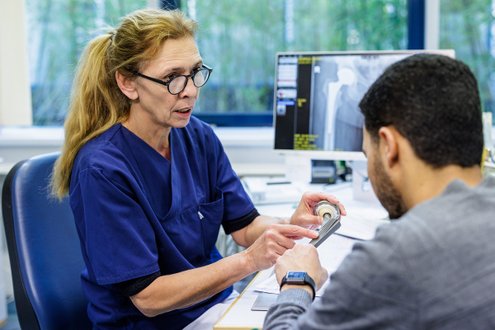 Dr. Sabine Schmitt im Aufklärungsgespräch in der Klinik für Orthopädie und Unfallchirurgie am Krankenhaus Martha-Maria Halle-Dölau