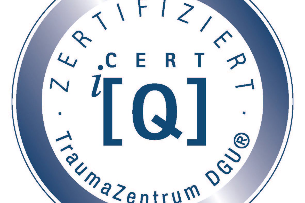 Zertifiziertes TraumaZentrum DGU-Logo mit blauem Kreis und Q-Symbol.