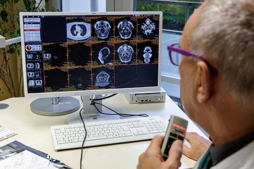 Prof. Wolfgang Schütte bei der Dokumentation an der Klinik für Innere Medizin II am Krankenhaus Martha-Maria Halle-Dölau