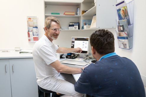 Professor Dr. Florian Seseke im Aufklärungsgespräch in der Klinik für Urologie, Kinderurologie und urologische Onkologie