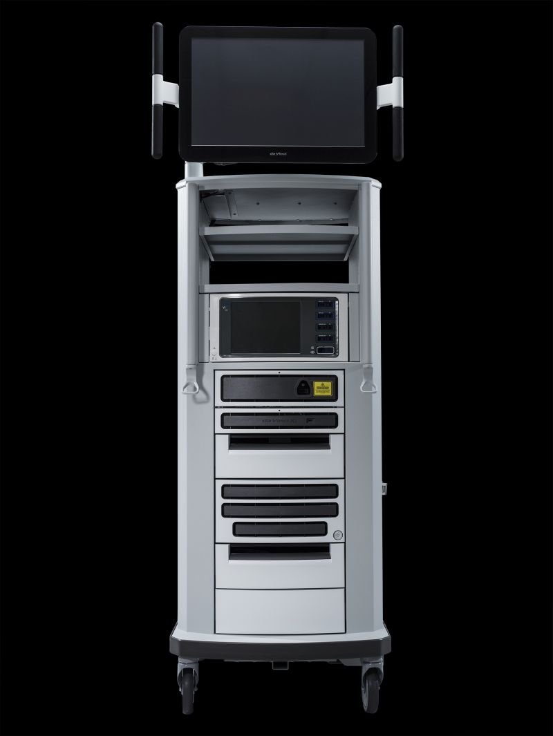 Da Vinci Xi Operationskonsole vor schwarzem Hintergrund im Krankenhaus Martha-Maria.