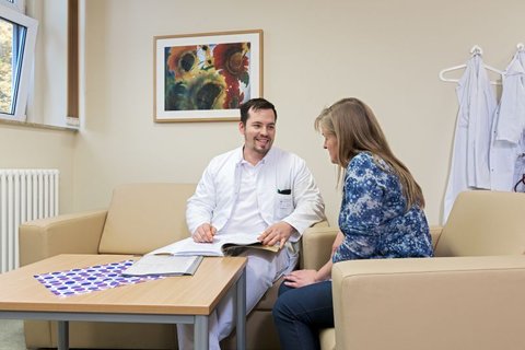 Arzt berät Patientin auf der Palliativstation Martha-Maria Halle-Dölau.