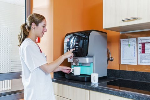Pflegekraft bereitet Kaffee in der Palliativstation Martha-Maria Halle-Dölau zu.