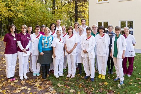 Team der Palliativstation Martha-Maria Halle-Dölau im Freien.