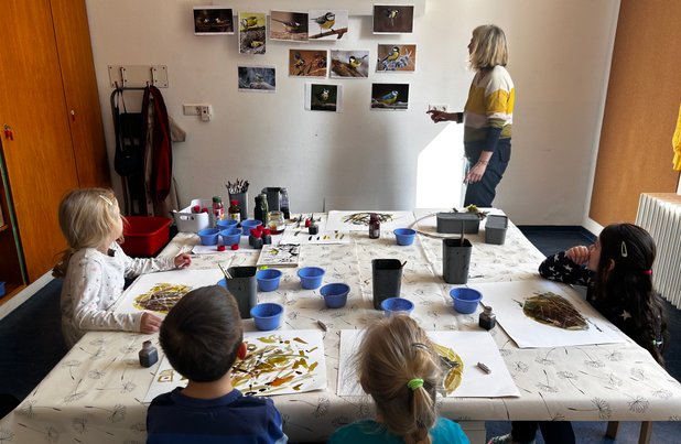 Kinder mit Erzieherin